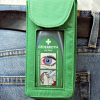 Zelené puzdro 7203 s očnou vodou 7221 na opasku na riflových nohaviciach